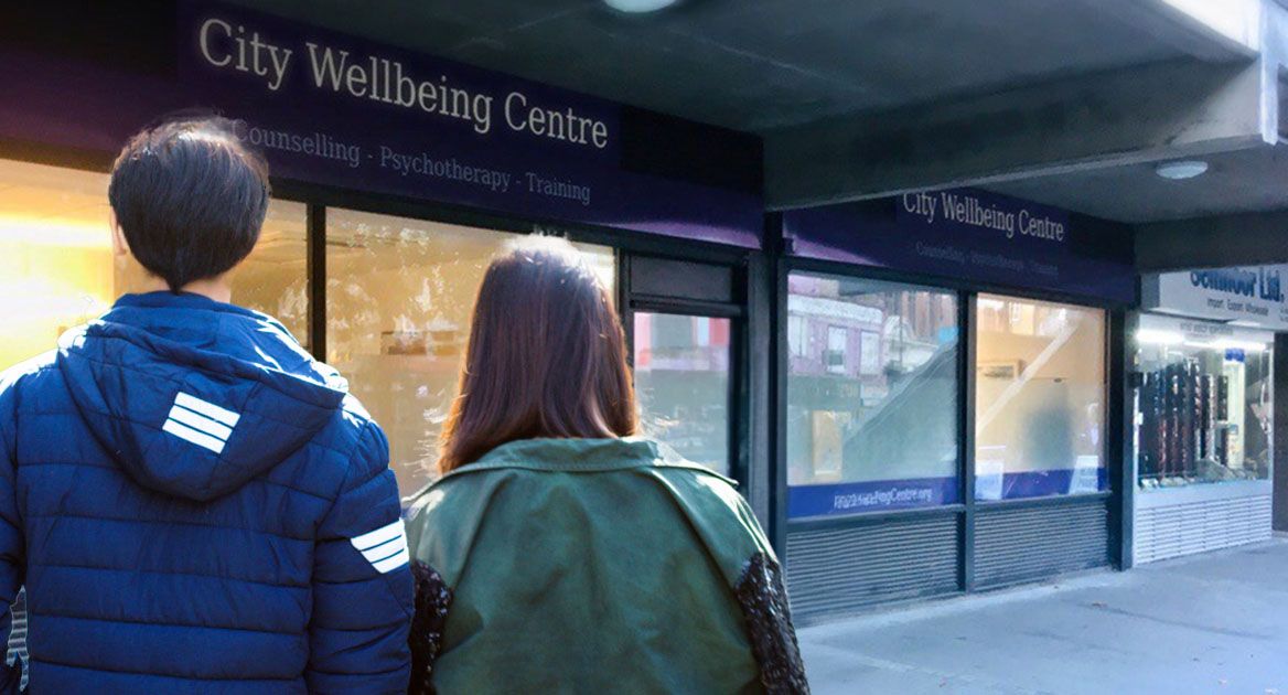 couple walking towards City Wellbeing Centre